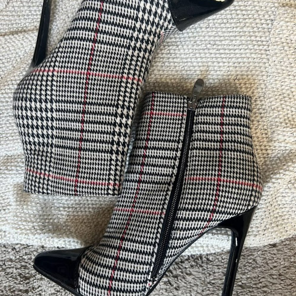 Stylish Fall booties - Picture 2 of 4